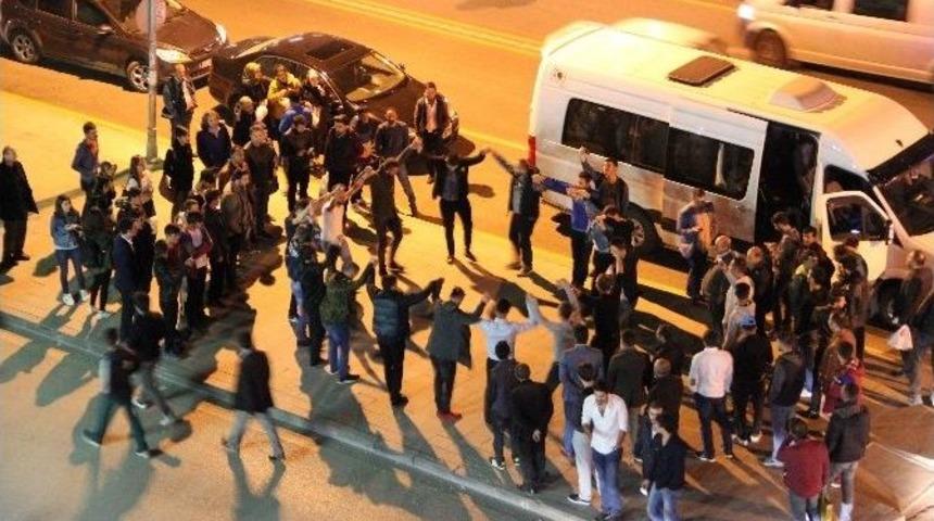 Kaldırımda Horon Halkası Oluşturan Gen&ccedil;lerin Hızını Trafik&ccedil;i Kesti