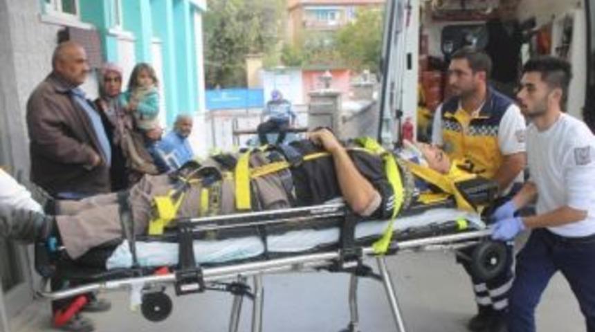 Kamyonet İle Otomobil &Ccedil;arpıştı: 6 Yaralı