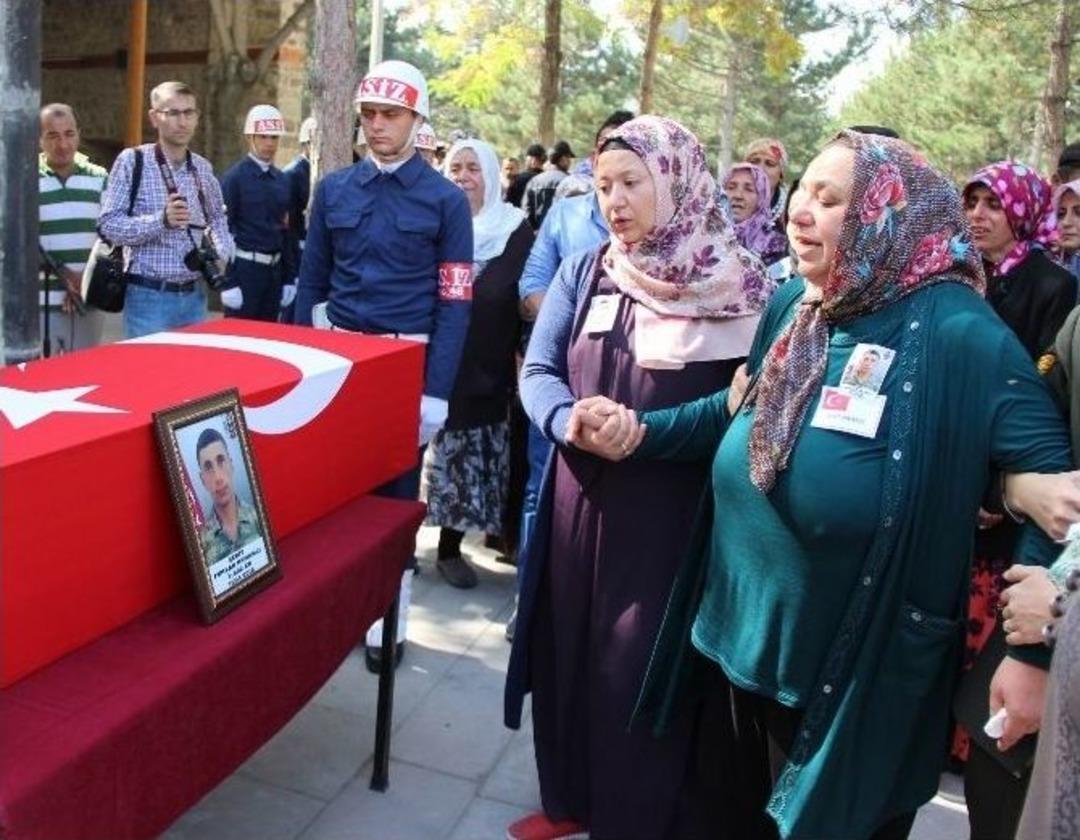 Şehit S&ouml;zleşmeli Er Hamamcı Son Yolculuğuna Uğurlanıyor