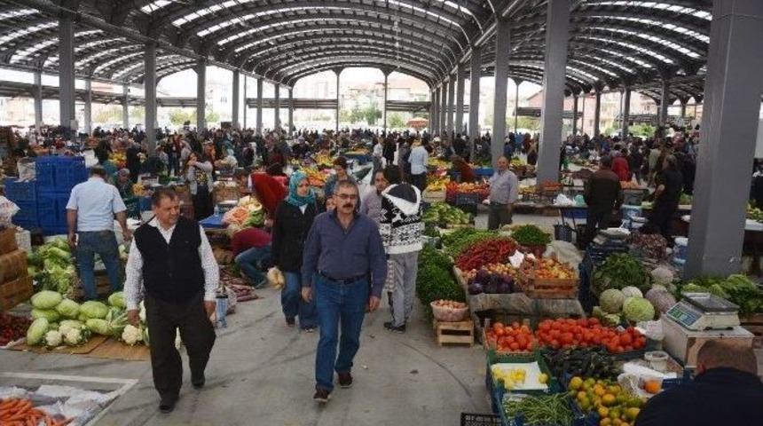 Uşak Belediye Başkan Yardımcısı Uludağ ; "kemal&ouml;z Pazar Yerinden Vatandaş Da Esnaf Da Memnun"