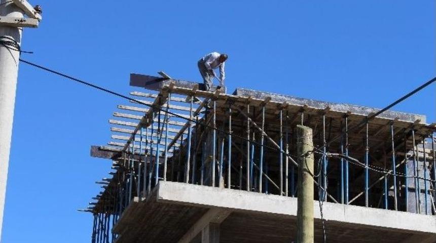 Kalıp Ustası Canını Tehlikeye Atarak &Ccedil;alışıyor