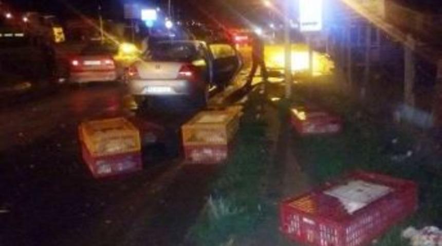 Yola D&ouml;k&uuml;len Tavuk Kasaları Kazaya Sebebiyet Verdi