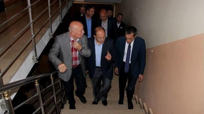 Diyet Ve Egzersize Başlayan Bakan Akdağ, Asansör Yerine Merdivenleri Kullanmayı Tercih Etti