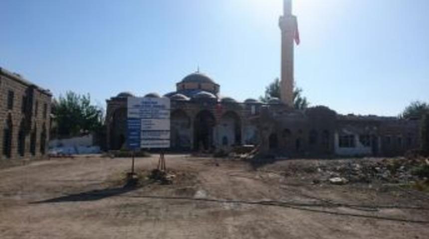 Kurşunlu Camii&rsquo;nin Etrafı Ter&ouml;r&uuml;n İzinden Arındırılıyor