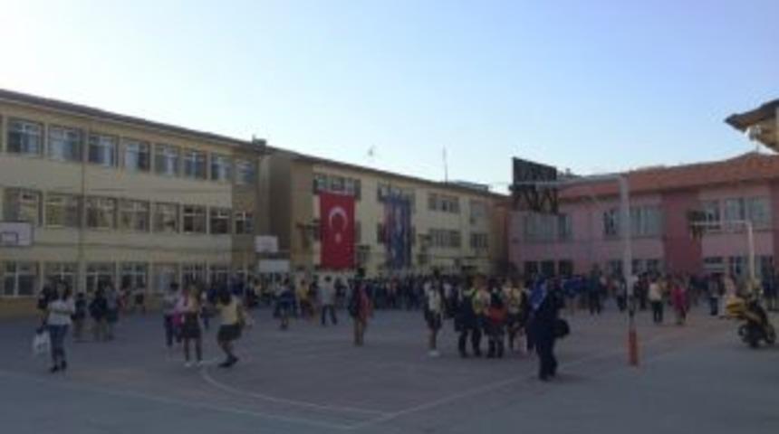 Akhisar&rsquo;daki Depremler Okulu Kullanılmaz Hale Getirdi