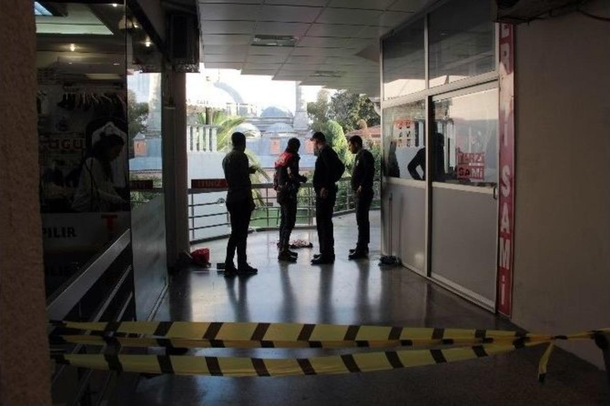 (&ouml;zel Haber) Beşiktaş &Ccedil;arşısı&rsquo;nda Şok İntihar Girişimi