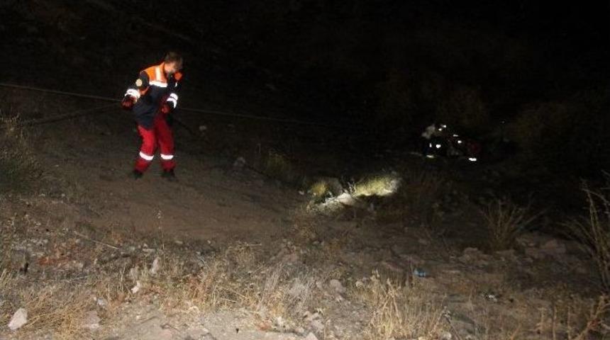 50 Metrelik U&ccedil;uruma Yuvarlanan Kadını Ekipler G&uuml;&ccedil;l&uuml;kle Kurtardı