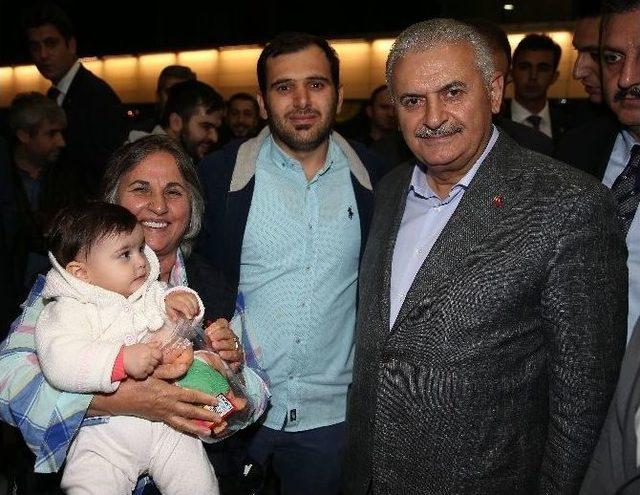 Başbakan Yıldırım Bağcılar’da Bir Hastanede Hasta Ziyaretinde Bulundu