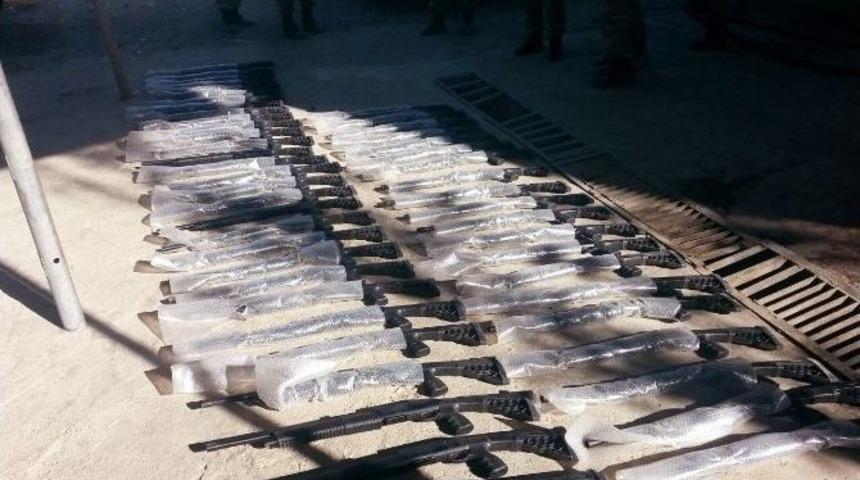 Şemdinli&rsquo;de Yol Kontrol&uuml;nde 50 Adet Pompalı T&uuml;fek Ve 40 Bin Ka&ccedil;ak Sigara Ele Ge&ccedil;irildi