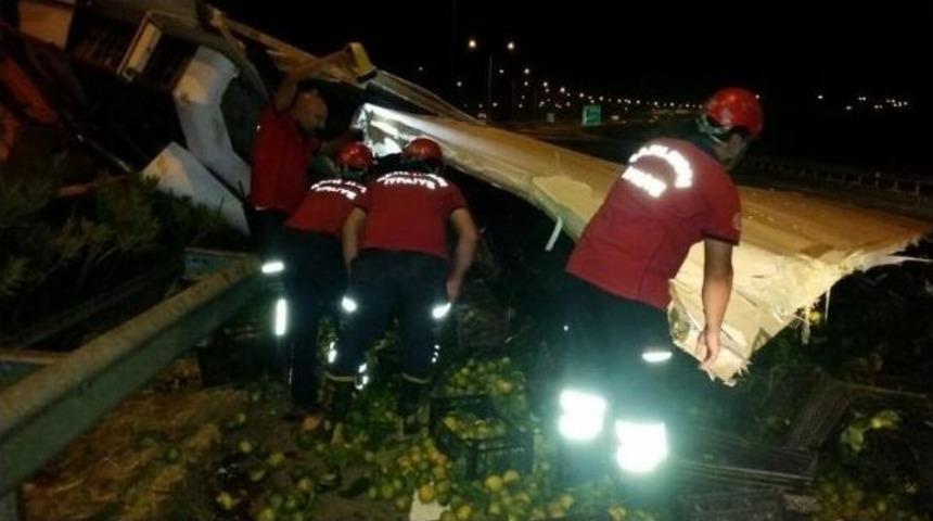 Meyve Y&uuml;kl&uuml; Kamyon Devrildi: 1 Yaralı
