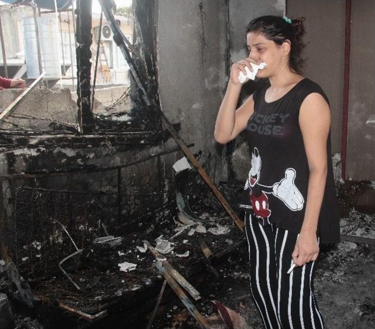 Evi K&uuml;l Olan Gen&ccedil; Kadının G&ouml;zyaşları