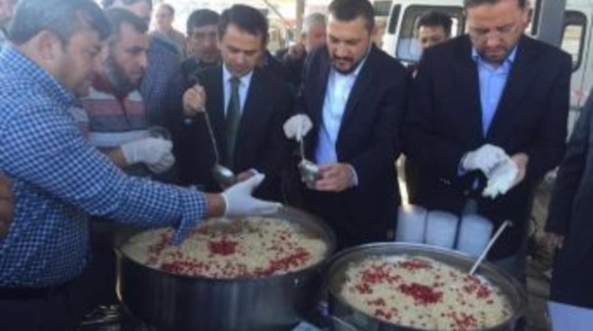 Vali Aktaş Aşure Dağıttı