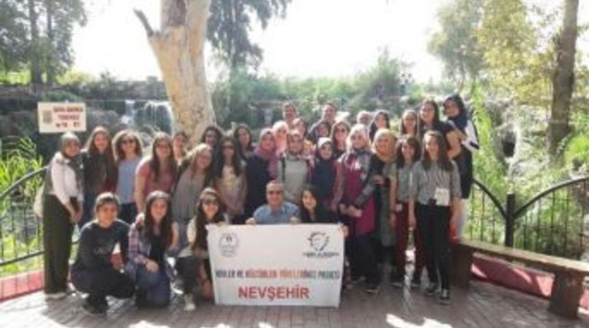 Nevşehirli &Ouml;ğrenciler Şehit &Ouml;mer Halisdemir&rsquo;in Kabrini Ziyaret Etti