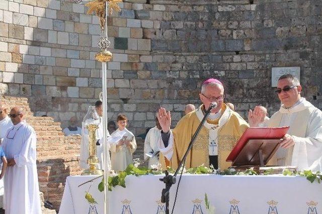 Hristiyanların Bayramı Meryem Ana Kilisesi’nde Kutlandı