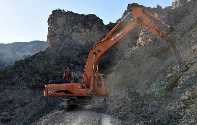 Büyükşehir Olur’da Yol Yapıyor