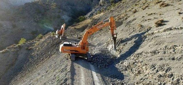 Büyükşehir Olur’da Yol Yapıyor