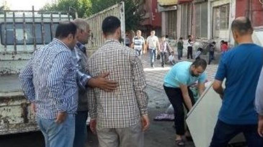 Bağlar&rsquo;da Sokağa Atılan &Ouml;z&uuml;rl&uuml; Aileye İl&ccedil;e Emniyet M&uuml;d&uuml;r&uuml; Ve Sydv M&uuml;d&uuml;r&uuml; Sahip &Ccedil;ıktı