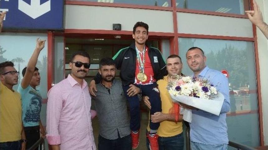 &Ccedil;ifte Şampiyona Coşkulu Karşılama