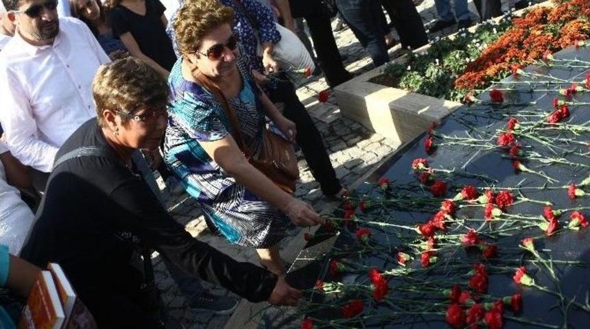 10 Ekim&rsquo;de &Ouml;lenler İ&ccedil;in Barış Anıtı&rsquo;na Karanfil Bıraktılar