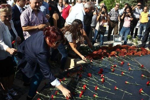 10 Ekim’de Ölenler İçin Barış Anıtı’na Karanfil Bıraktılar