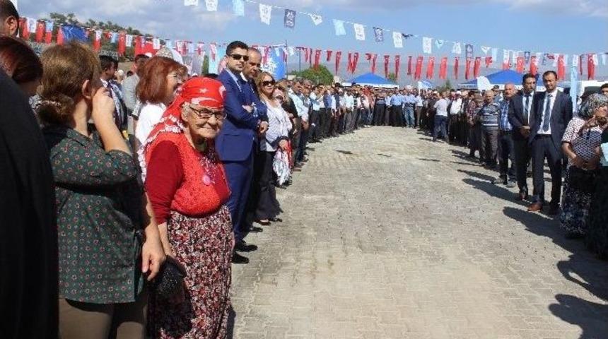 Başkanın Elini Sıkabilmek İ&ccedil;in Uzun Kuyruk Oluşturdular