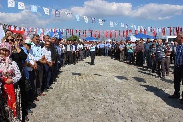 Başkanın Elini Sıkabilmek İçin Uzun Kuyruk Oluşturdular