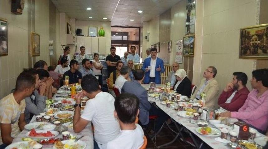 Ak Parti İl Başkanı Akar, Sur İl&ccedil;esi Gen&ccedil;leri İle Bir Araya Geldi