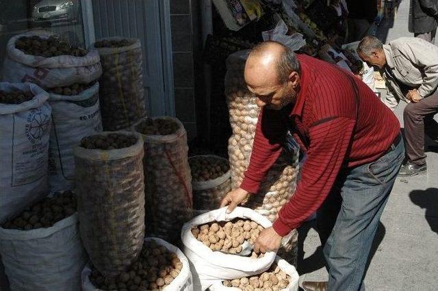 Adilcevaz’da Yeni Mahsul Ceviz Satışları Başladı