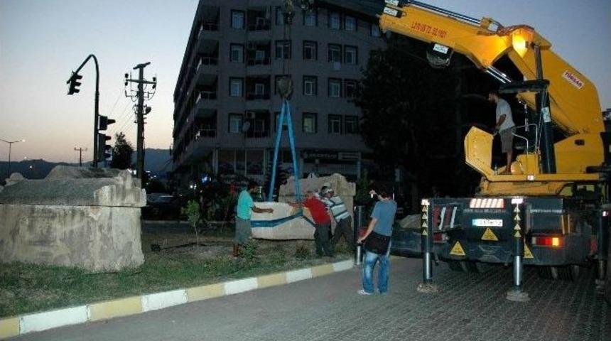 Demre Girişindeki Likya Lahitleri Kaldırıldı