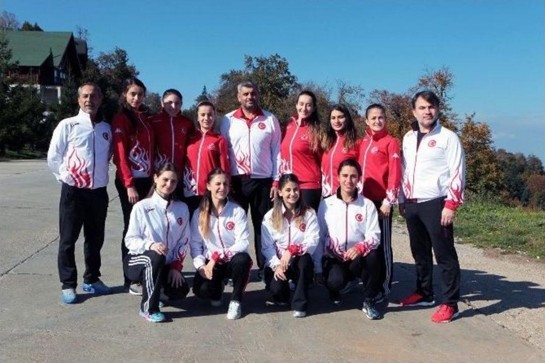 Kadın Karatecilerde Parola Şampiyonluk