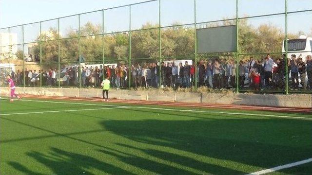 Taraftar Ma&ccedil;ı &Ccedil;&ouml;plerin İ&ccedil;inde İzledi 1