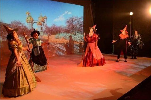 Belediye Tiyatrosu Yeni Sezondaki İlk Oyununu Sahneledi 1