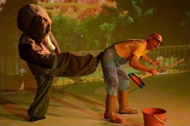 Belediye Tiyatrosu Yeni Sezondaki İlk Oyununu Sahneledi 2