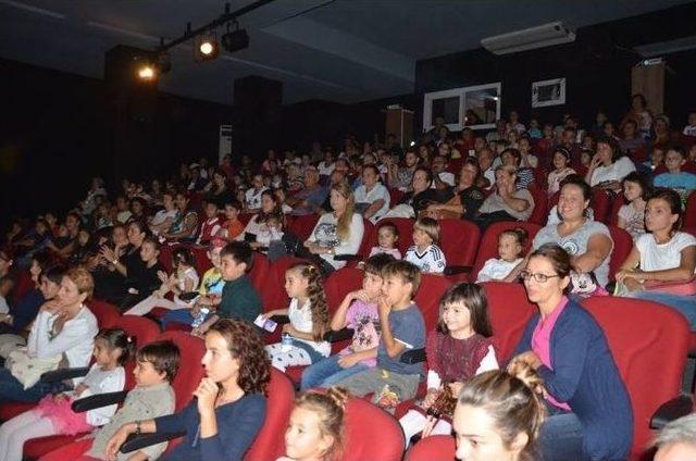 Belediye Tiyatrosu Yeni Sezondaki İlk Oyununu Sahneledi 3