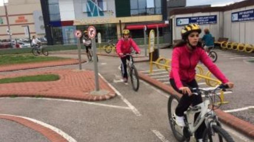 Besyo &Ouml;ğrencileri Derslerini Bisiklet Pistinde Yapıyor