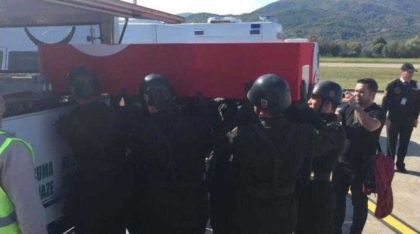 D&uuml;zceli Şehidin Naaşı Tsk&rsquo;ya Ait U&ccedil;akla Zonguldak&rsquo;a Getirildi