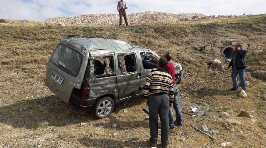 Haymana&rsquo;da Otomobil Şarampole Yuvarlandı: 5 Yaralı