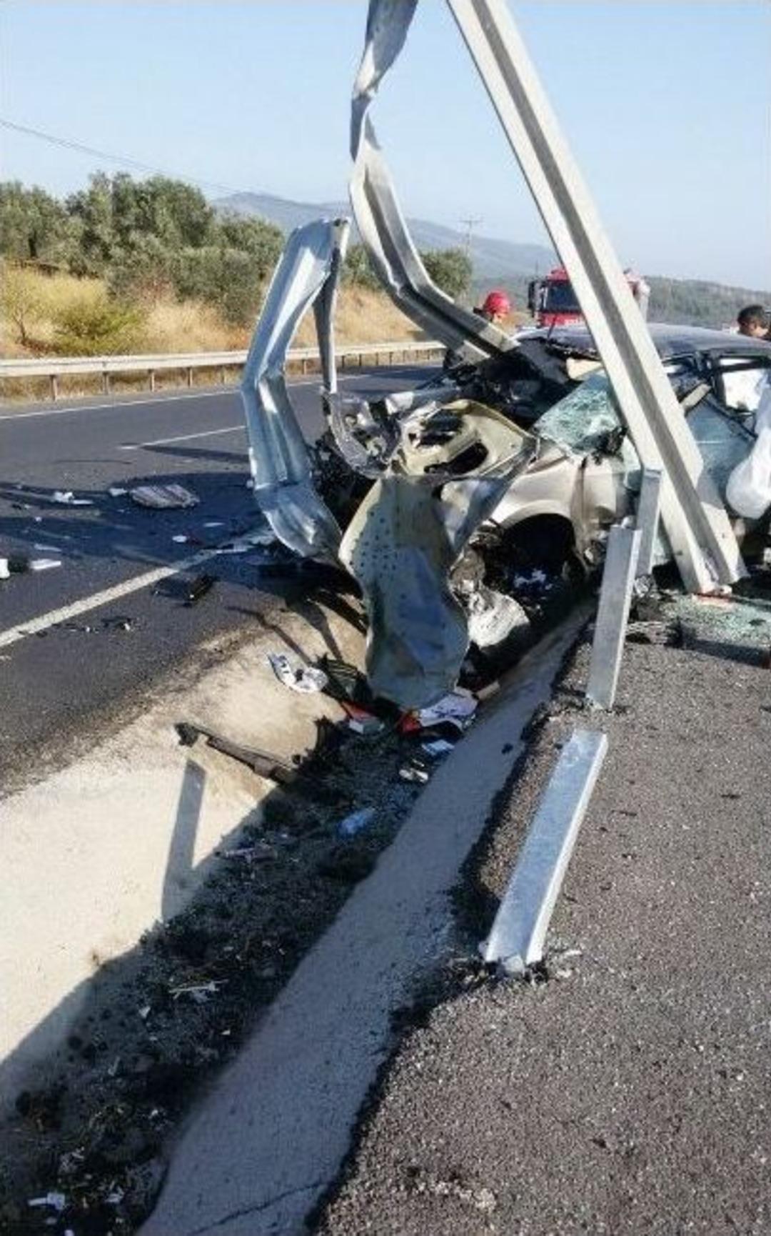 Akhisar&rsquo;da Feci Kaza: 2 &Ouml;l&uuml;