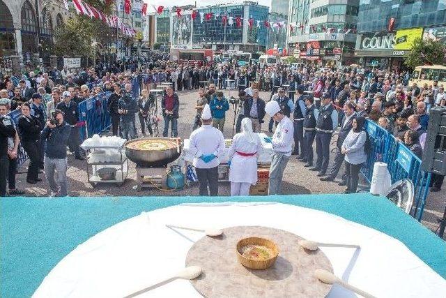 Gaziosmanpaşa’da Binlerce Vatandaşa Aşure İkram Edildi