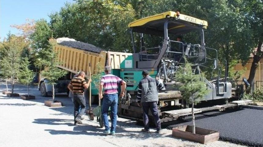 Niğde&rsquo;de Okul Bah&ccedil;esi Asfaltlama &Ccedil;alışmaları Devam Ediyor