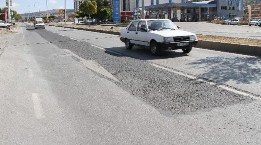 S&uuml;r&uuml;c&uuml;ler S&uuml;rekli Yamanan E-88 Karayoluna Tepkili