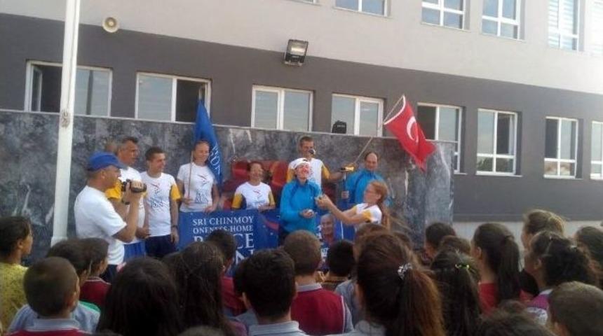 D&uuml;nya Barış Koşusu G&ouml;n&uuml;ll&uuml;leri, T&uuml;rkmenli Ortaokulunda