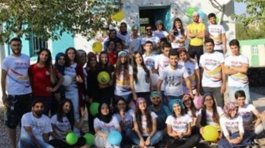 Dicle &Uuml;niversitesi &Ouml;ğrencilerinden &Ouml;rnek Davranış