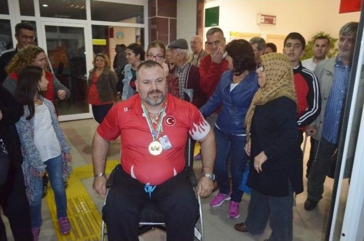 T&uuml;m Engellere Rağmen Adını D&uuml;nyaya Duyurdu