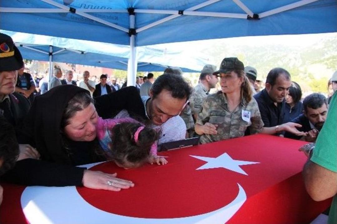 Şehit Babaya Son &Ouml;p&uuml;c&uuml;k