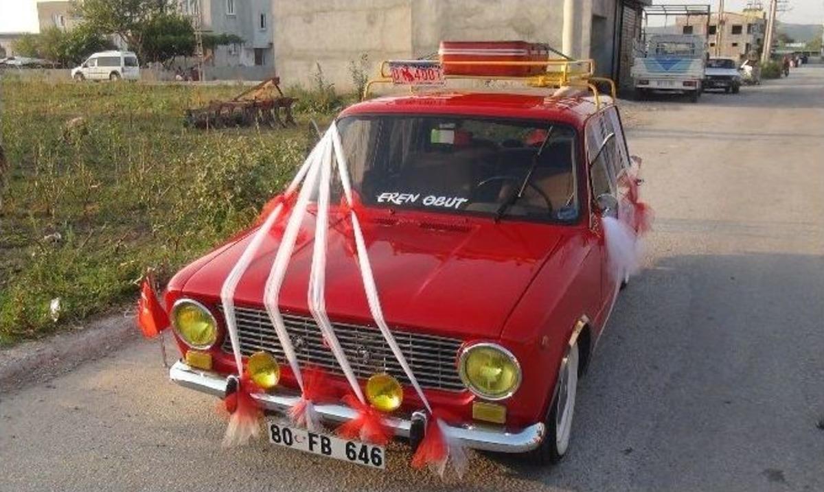 Oğlunun S&uuml;nnetinde Klasik Arabalarla Şehir Turu Attırdı