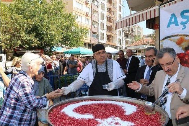 Büyükşehir Karaköy’de Binlerce Kişiye Aşure Dağıttı