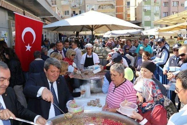 Büyükşehir Karaköy’de Binlerce Kişiye Aşure Dağıttı