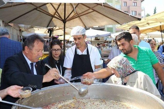 Büyükşehir Karaköy’de Binlerce Kişiye Aşure Dağıttı