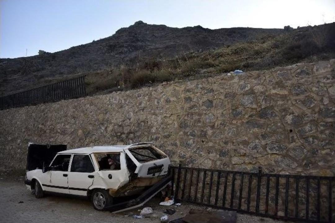 G&uuml;m&uuml;şhane&rsquo;de Otomobil Duvardan D&uuml;şt&uuml;: 4 Yaralı